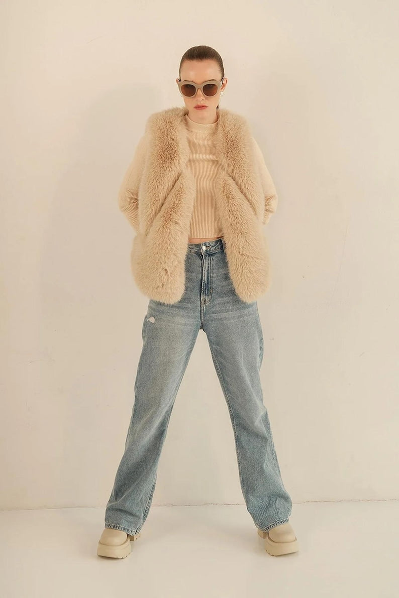 Luxury Beige Faux Fur Vest for Women – Soft, Stylish, Vegan-Friendly Winter Layer